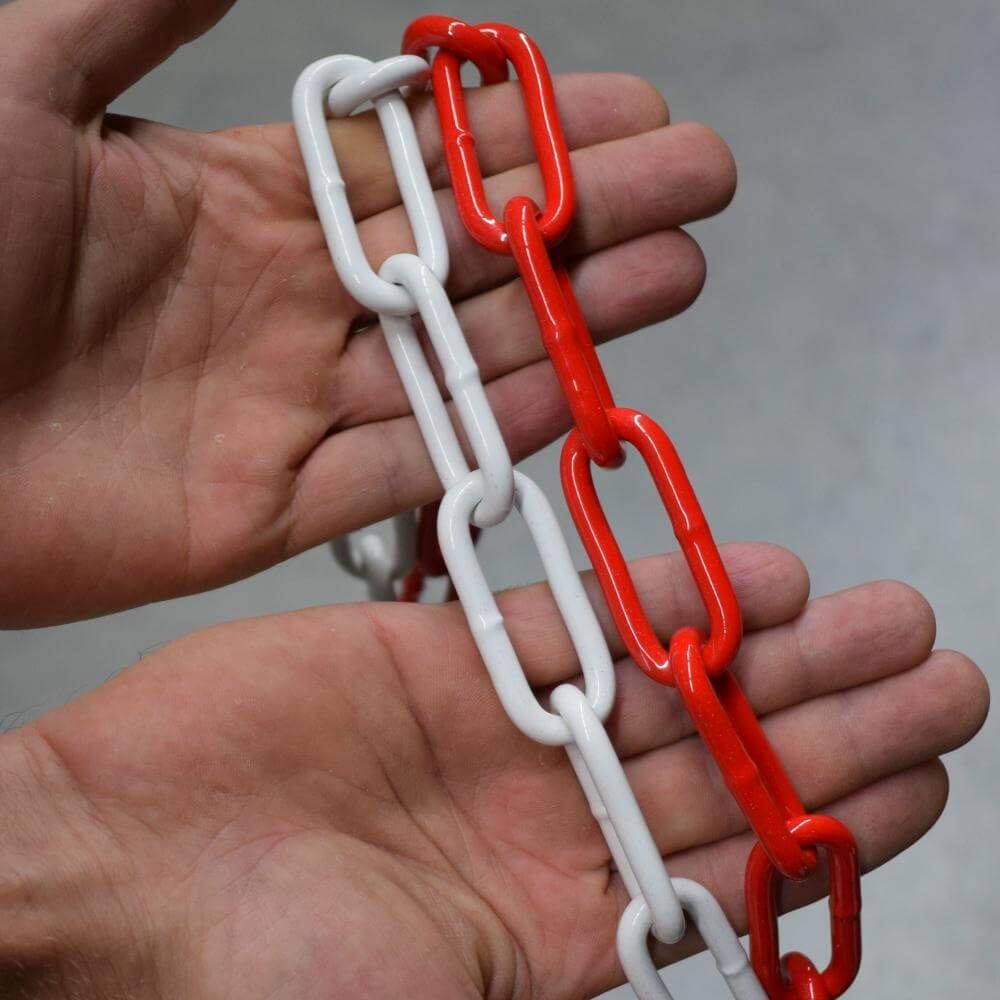 Produktbild von Absperrkette Rot-weiß Aus Kunststoff – 25m Länge, 6mm Ø, Mit 4 S-Karabiner (2x Rot, 2x Weiß) Für Baustellen, Parkplätze & Events
