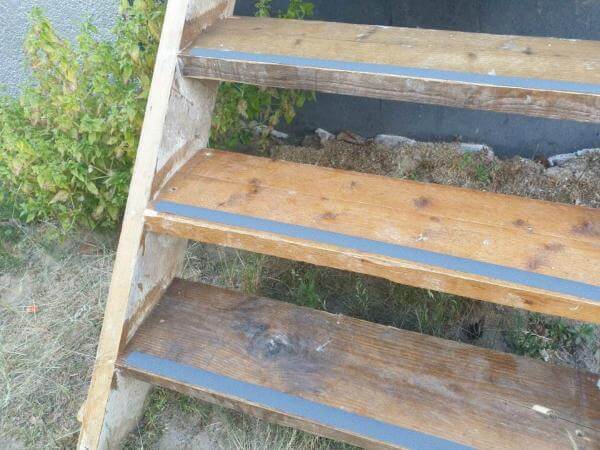 Antrirutschband auf Holz anbringen
