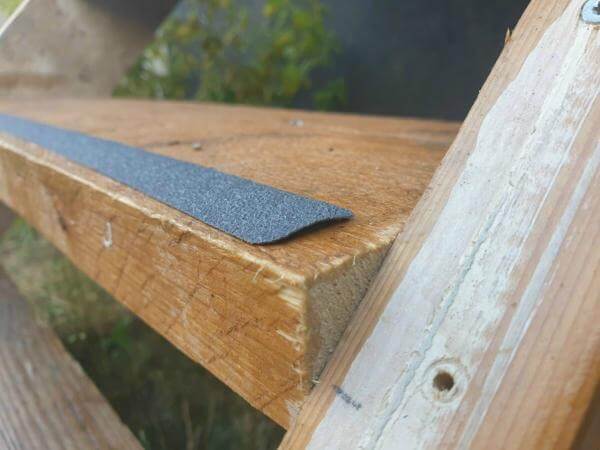 Antrirutschband auf Holz anbringen