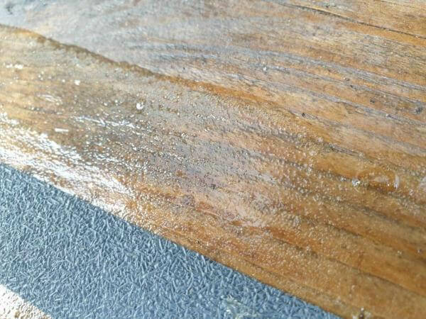 Antrirutschband auf Holz anbringen