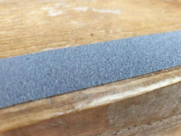 Antrirutschband auf Holz anbringen