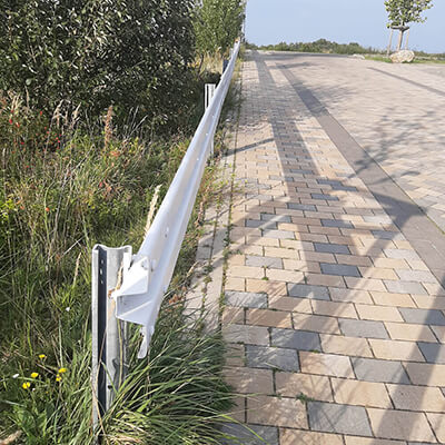Einfache Schutzplanke mit Sigma-Pfosten zum Einrammen