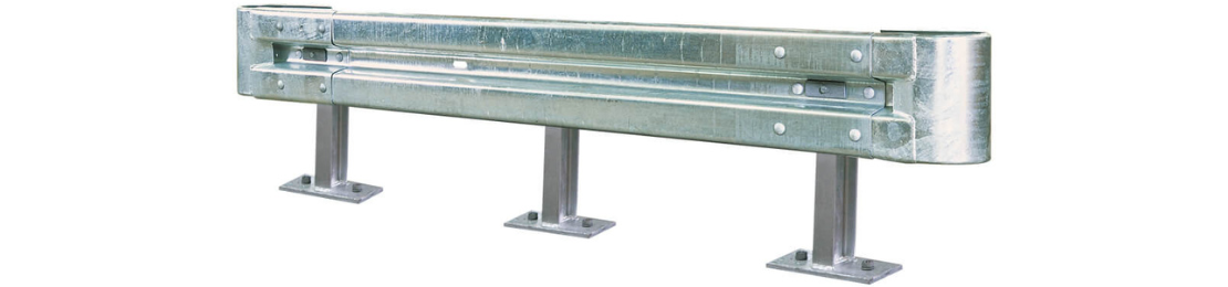 Schutzplanken-Komplett-Set mit IPE-Pfosten Aufnahme von einem 1-holmigen Schutzplanken-Set mit 3 IPE-Pfosten